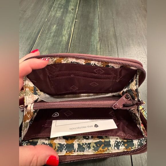 Vera Bradley RFID Grab & Go Wristlet in a colorful paisley print NWOT - Picture 3 of 6